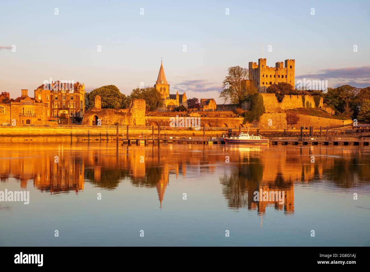 Vista sul fiume Medway fino al castello e alla cattedrale di Rochester al tramonto, Rochester, Kent, Inghilterra, Regno Unito, Europa Foto Stock