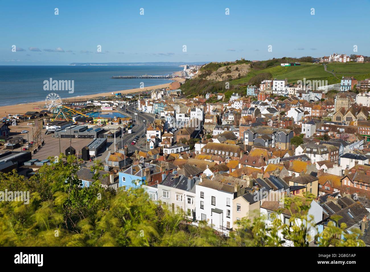 Vista sulla città vecchia e sulla spiaggia di Hastings Pier da East Hill, Hastings, East Sussex, Inghilterra, Regno Unito, Europa Foto Stock