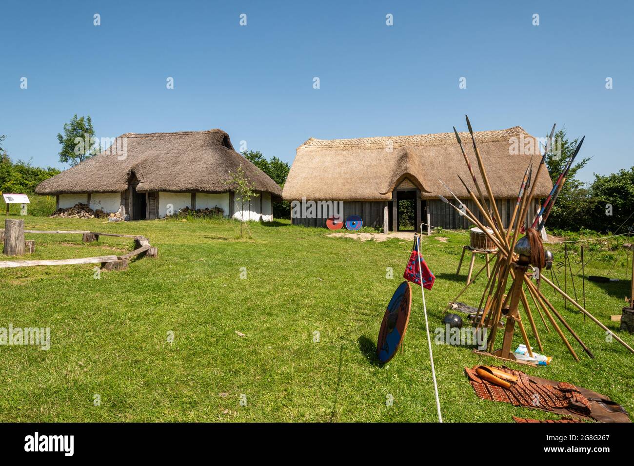 Case sassone basate su scavi dal vicino villaggio di Chalton Saxon a Butser Ancient Farm museo archeologico all'aperto in Hampshire, Inghilterra, Regno Unito Foto Stock