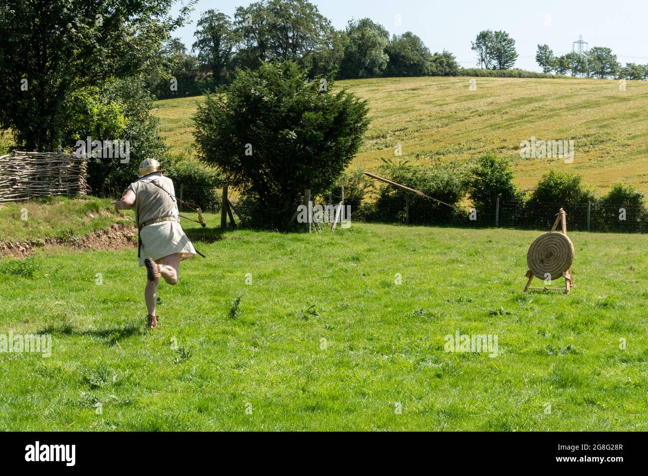 Herigeas Hundas, mostra della società di rievocazione anglosassone presso il Butser Ancient Farm, museo archeologico all'aperto dell'Hampshire, Inghilterra, Regno Unito Foto Stock