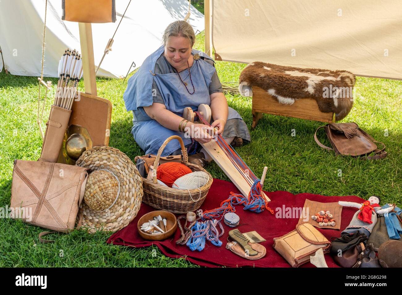 Artigianato romano esposto dalla società storica di re-enactment Vicus a Butser Ancient Farm museo archeologico all'aperto in Hampshire, Inghilterra, Regno Unito Foto Stock