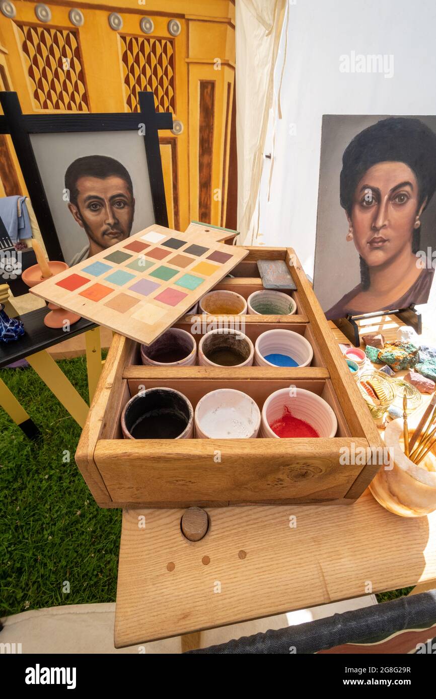 Mostra di pittura romana del Vicus storico re-enactment società a Butser Ancient Farm museo archeologico all'aperto in Hampshire, Inghilterra, Regno Unito Foto Stock