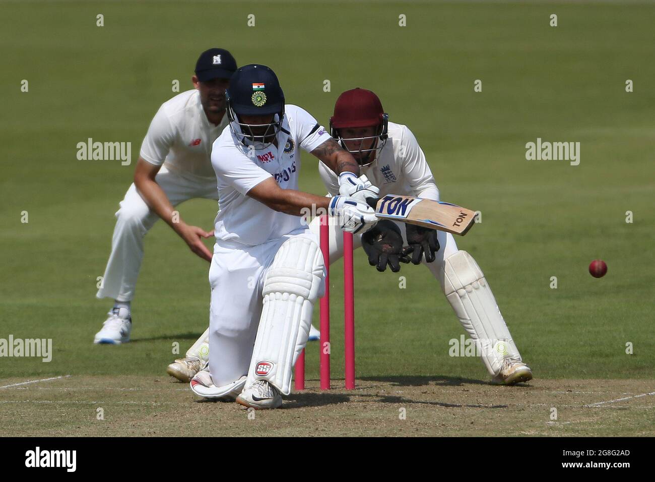 CHESTER LE STREET, REGNO UNITO. 20 LUGLIO Hanuma Vihari dell'India sweep durante la partita del Tour Match tra County Select XI e India a Emirates Riverside, Chester le Street martedì 20 luglio 2021. (Credit: Mark Fletcher | MI News) Credit: MI News & Sport /Alamy Live News Foto Stock