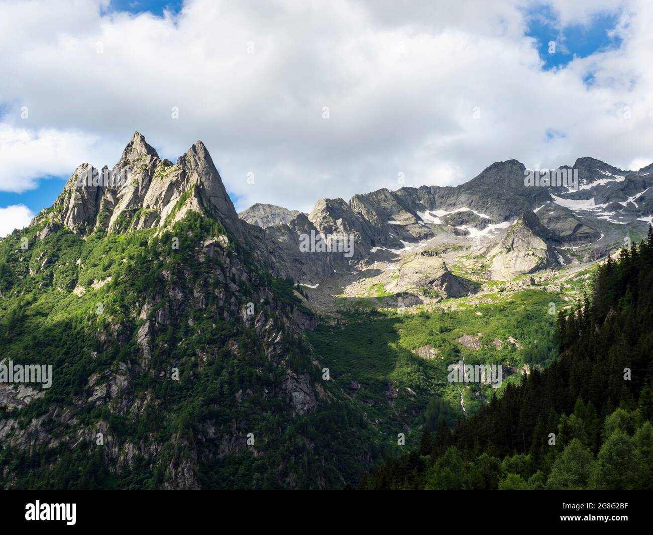 Valle alpina in Val Masino Foto Stock