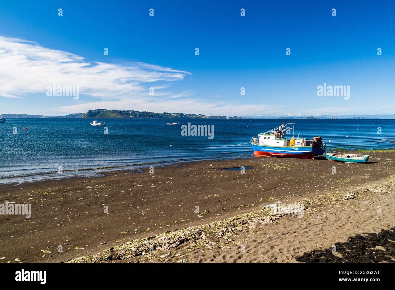 Barche nel villaggio di Achao, isola di Quinchao, Cile Foto Stock