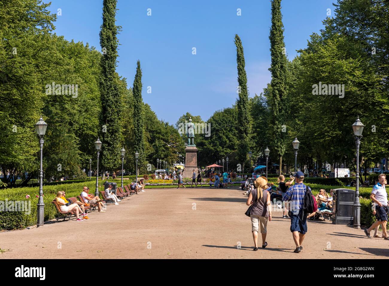 Esplanadi -Park centro di Helsinki è pieno di turisti durante i mesi estivi Foto Stock