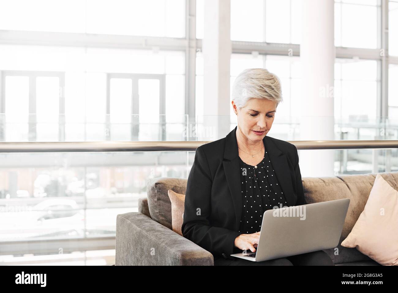 Collegato all'ufficio lontano dall'ufficio Foto Stock