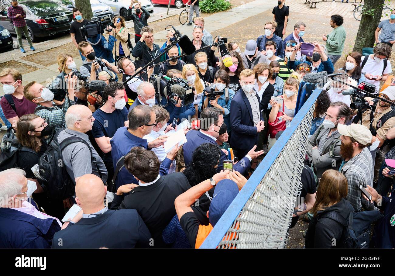 Berlino, Germania. 20 luglio 2021. Hubertus Heil (SPD), Ministro federale del lavoro e degli affari sociali, parla ai lavoratori del servizio di consegna Gorillas a Lausitzer Platz. Non lontano da Gorillas Warehouse, si preoccupa delle condizioni di lavoro, mentre i rappresentanti dei media documentano. Credit: Annette Riedl/dpa/Alamy Live News Foto Stock