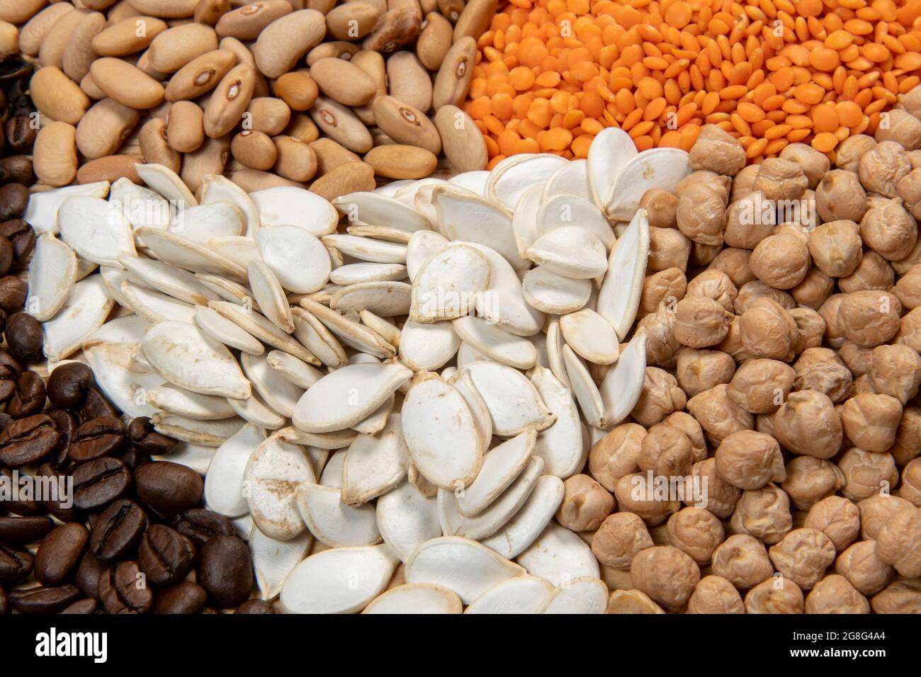 Porzioni di diverse varietà di cereali e di semi alimentari secchi. Esempi  di sorgenti di fibre Foto stock - Alamy