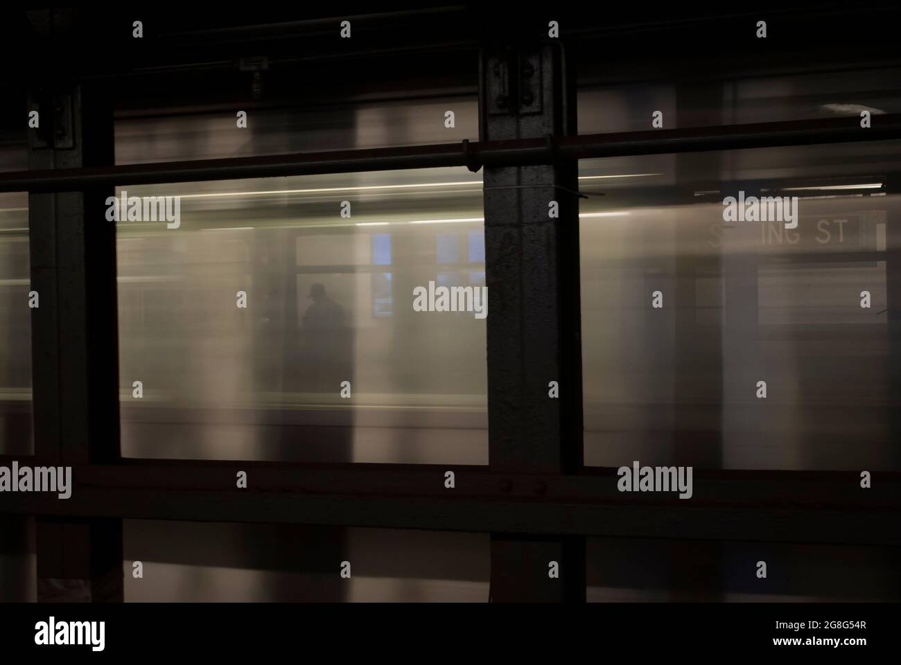 gli uomini fantasma figura attraverso la finestra sfocata del treno della metropolitana Foto Stock