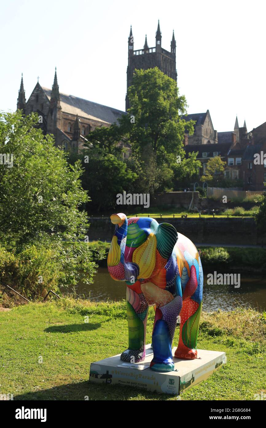 Scultura di Elefante decorata, parte della grande sfilata di Worcester durante l'estate del 2021. Foto Stock