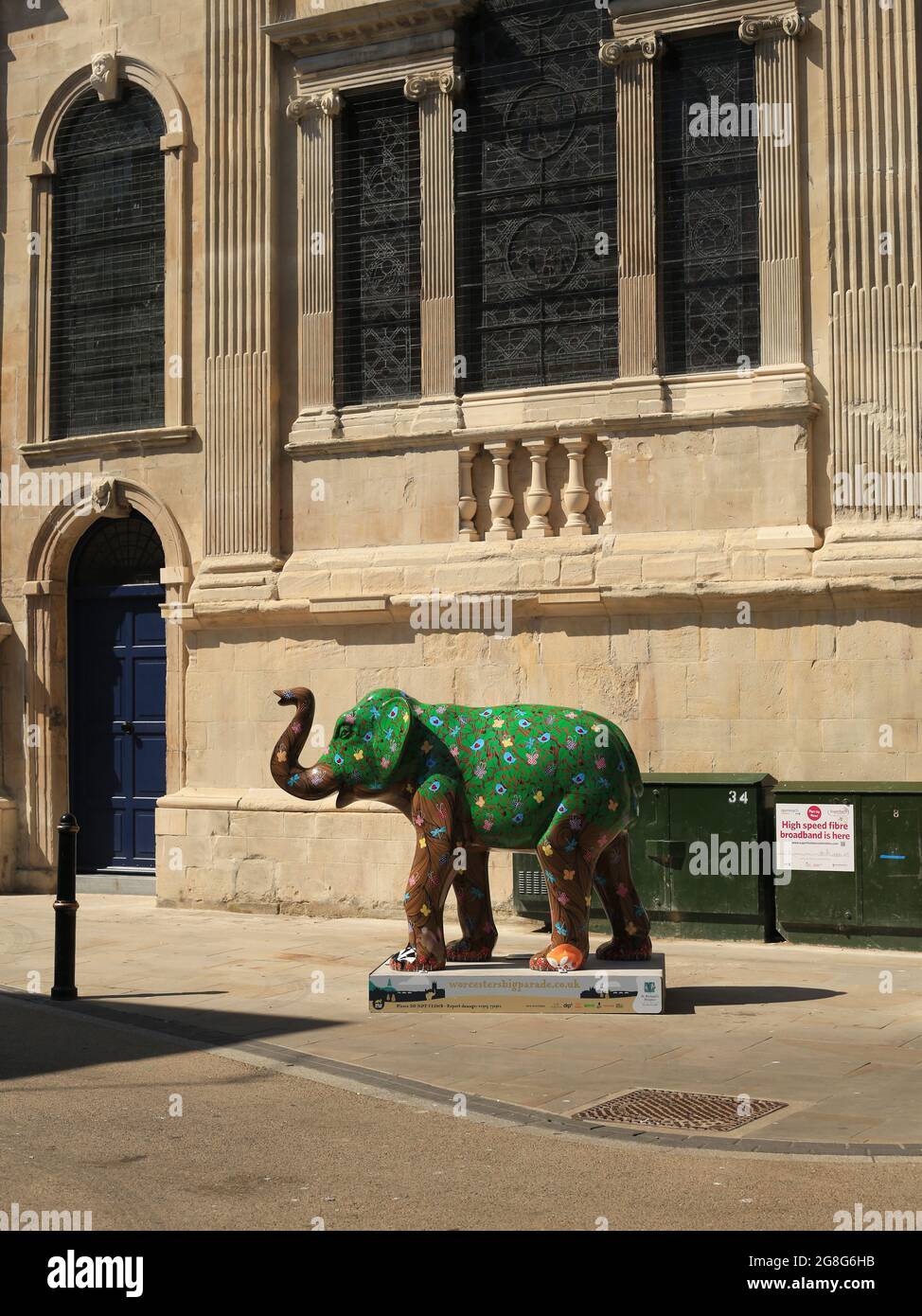 Scultura di Elefante decorata, parte della grande sfilata di Worcester durante l'estate del 2021. Foto Stock