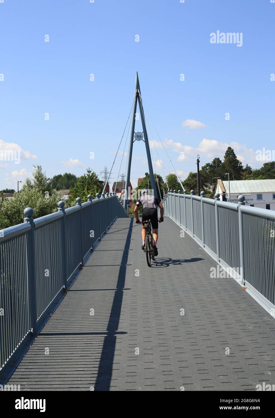 Ciclista che attraversa il ponte Sabrina a Worcester, nel Worcestershire, Regno Unito. Foto Stock