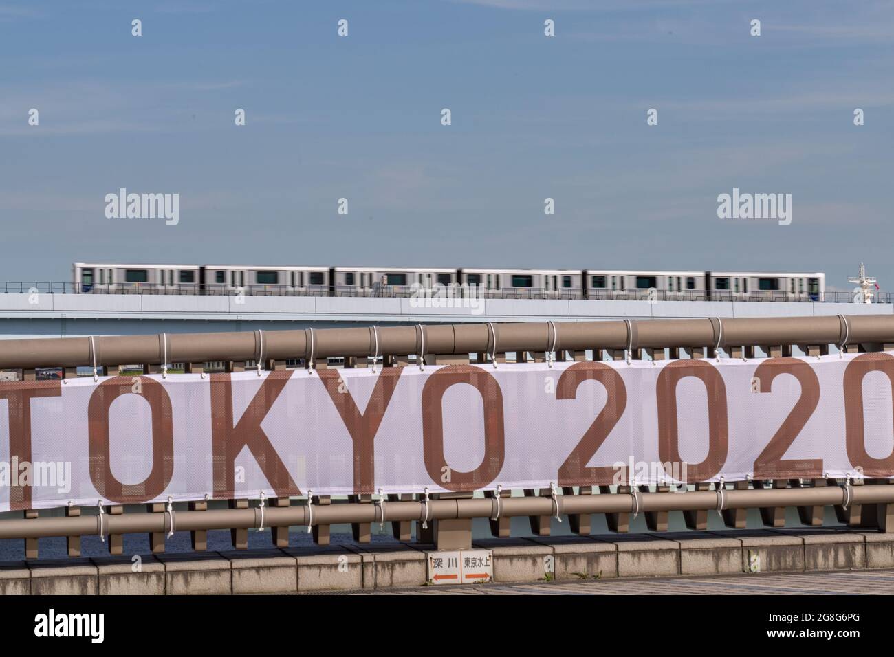 Tokyo, Giappone. 20 luglio 2021. Un treno per pendolari passa davanti al cartello Tokyo 2020 prima dell'inizio delle Olimpiadi di Tokyo, a Tokyo, Giappone, martedì 20 luglio 2021. Foto di Richard Ellis/UPI. Credit: UPI/Alamy Live News Foto Stock