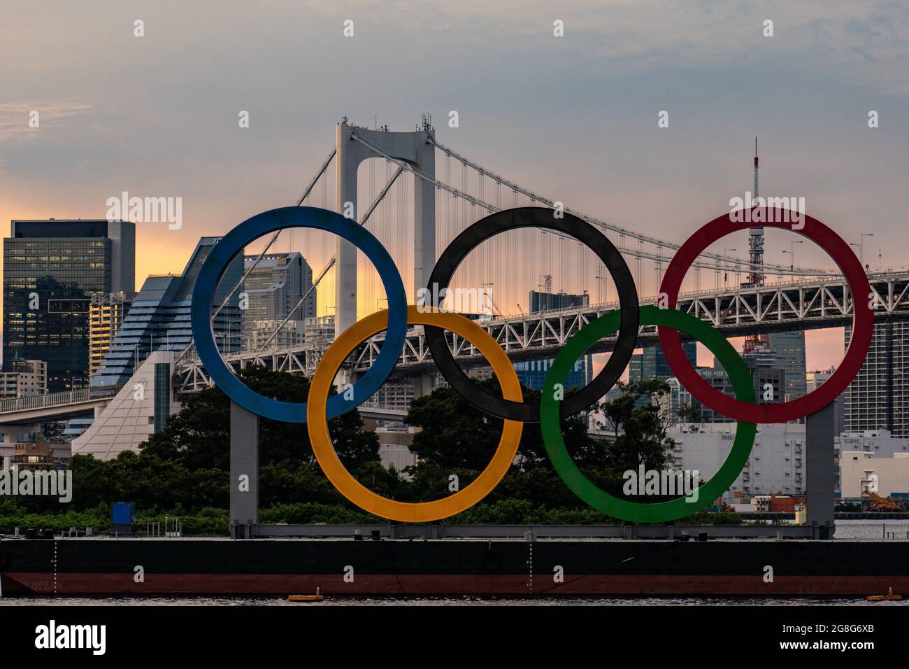 Tokyo, Giappone. 20 luglio 2021. Gli anelli olimpici galleggiano su una chiatta nella Baia di Tokyo presso il Ponte dell'Arcobaleno prima dell'inizio delle Olimpiadi di Tokyo, a Tokyo, Giappone, martedì 20 luglio 2021. Foto di Richard Ellis/UPI. Credit: UPI/Alamy Live News Foto Stock