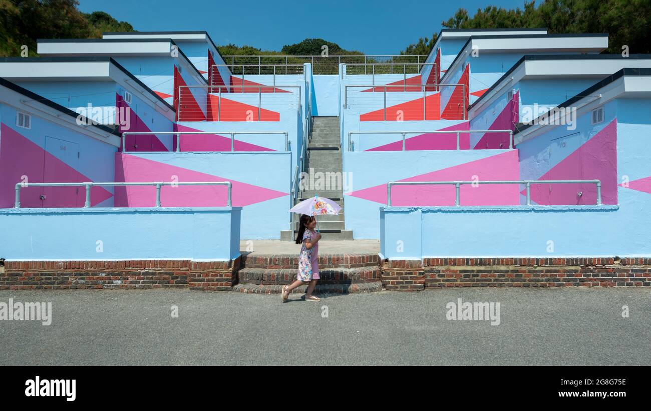 Folkestone, Regno Unito. 20 luglio 2021. 'No 1054 Arpeggio', 2021, di Rana Begum - uno speciale schema colore dato a 120 capanne da spiaggia. Anteprima della mostra Plot, la quinta Triennale di Creative Folkestone. Folkestone non ha una galleria d'arte sovvenzionata pubblicamente, quindi artisti rinomati sono stati invitati a utilizzare gli spazi pubblici per creare nuove opere d'arte nella città balneare. Oltre 20 opere sono in mostra dal 22 luglio al 2 novembre 2021. Credit: Stephen Chung / Alamy Live News Foto Stock