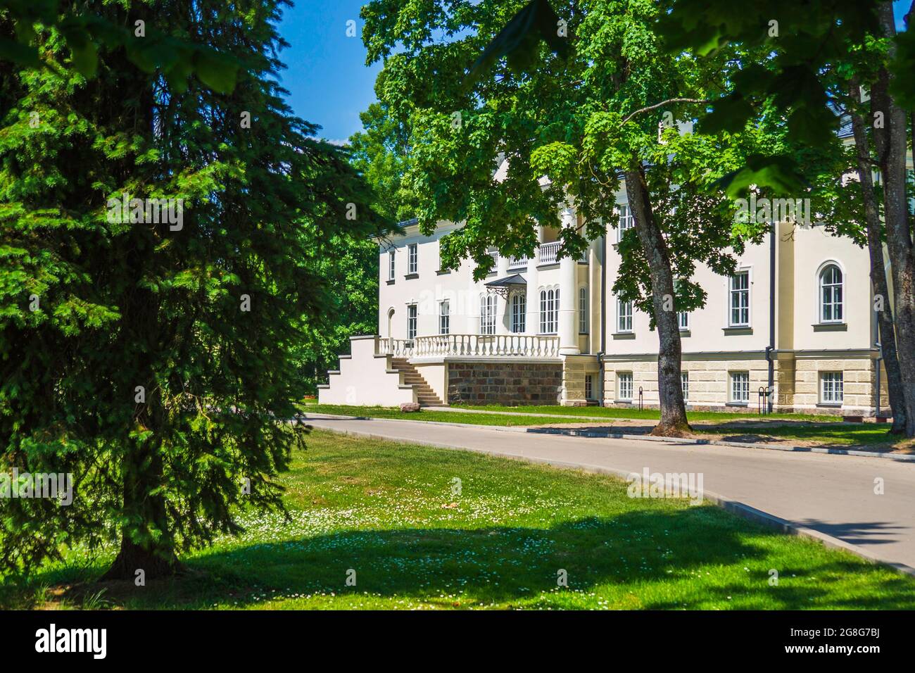 Tradizionale Old Manor House Estate e giardini a Kaunas, Lituania Foto Stock