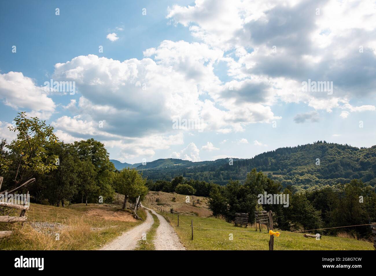 Vista pittoresca del Villaggio montano di Lupsa sui Monti Afuseni, Romania Foto Stock