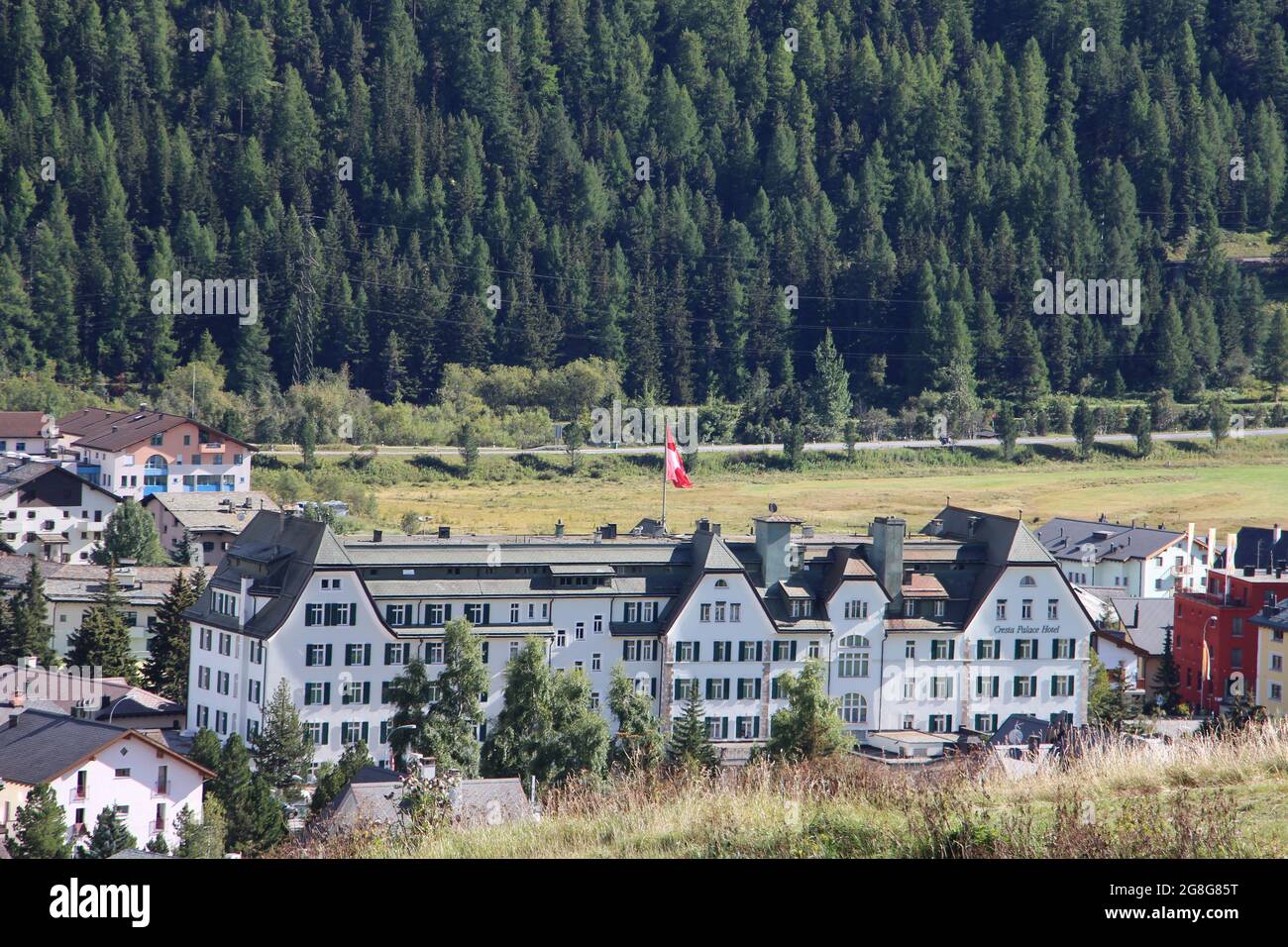 CELERINA, SVIZZERA - 13 settembre 2014: L'hotel Cresta Palace di Celerina è circondato da una splendida natura. Foto Stock