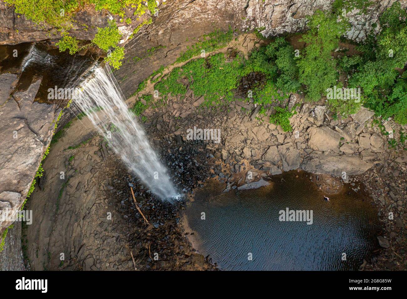 L'acqua che scorre sul bordo della scogliera a Ozone cade nel Tennessee mentre l'acqua scorre nella piscina sottostante Foto Stock