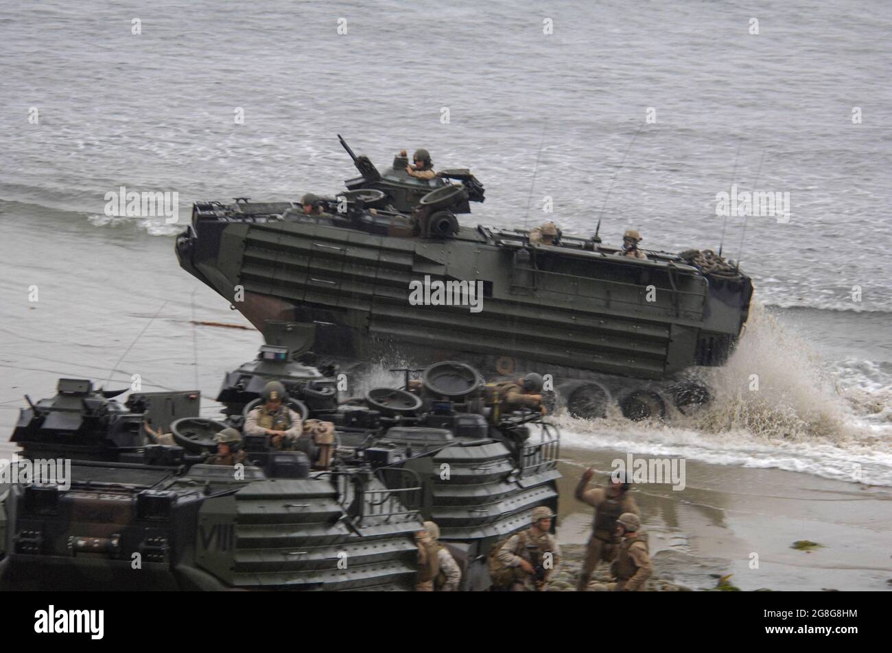 USMC Assault veicolo anfibio si sposta in posizione a bordo del campo MCB Pendleton durante l'esercizio di assalto anfibio Foto Stock