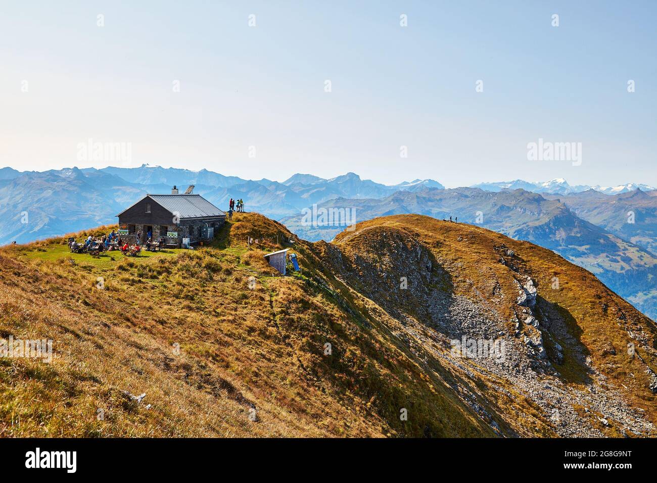 Turisti godendo di una giornata di sole al capanno sommitale (Gipfelhuette) vicino alla cima dell'Alvier Foto Stock