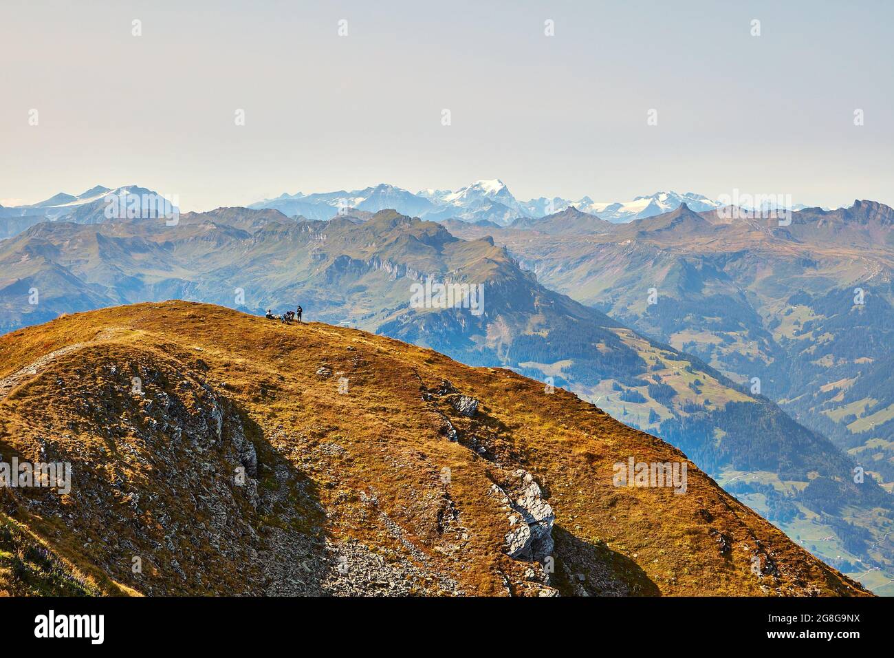 Turisti vicino alla cima dell'Alvier con vista panoramica verso Toedi nelle Alpi Glarona Foto Stock