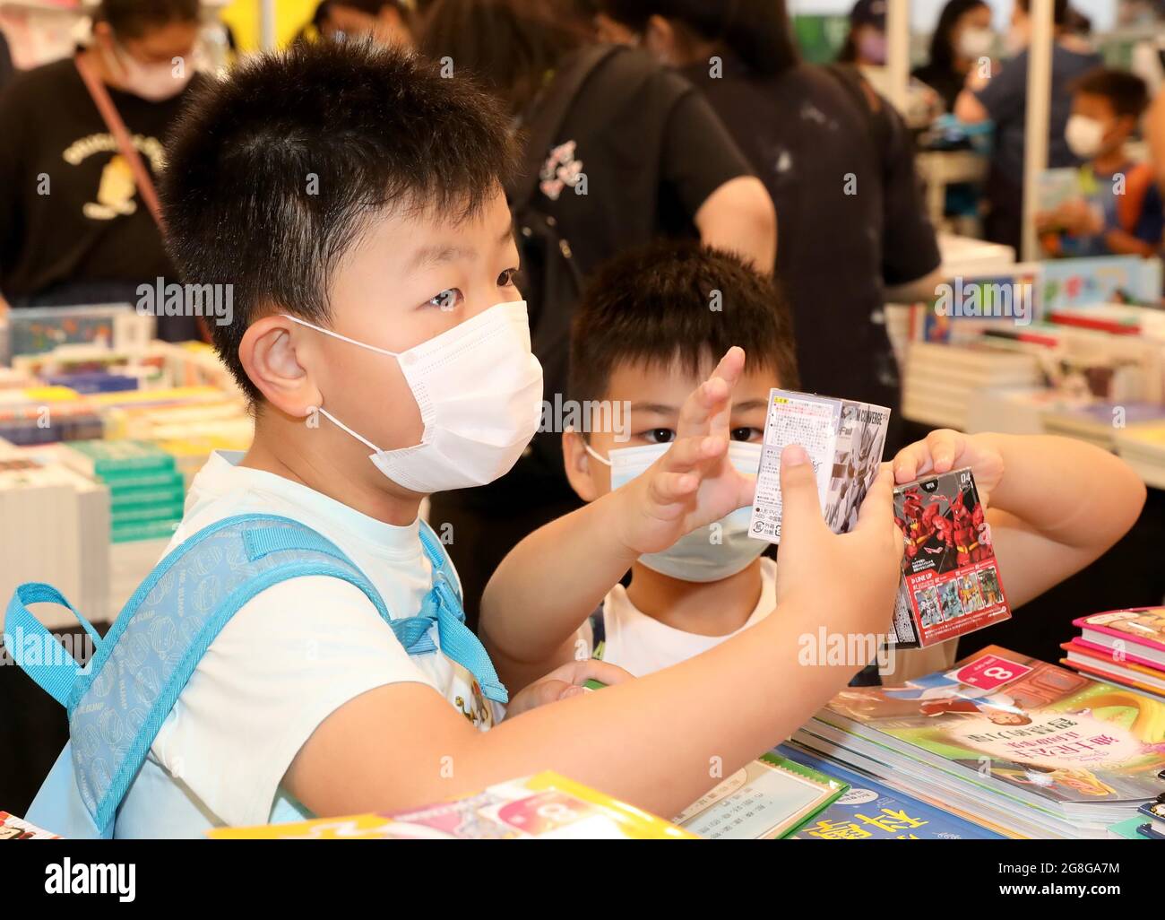 Hong Kong, Cina. 14 luglio 2021. I bambini sono visti alla 31esima Fiera del Libro di Hong Kong a Hong Kong, Cina meridionale, 14 luglio 2021. La 31esima Fiera del Libro di Hong Kong si è conclusa martedì, attirando quasi 830,000 visitatori nonostante la pandemia del COVID-19. L'evento, organizzato dall'Hong Kong Trade Development Council (HKTDC) e tenuto presso il Centro Congressi ed Esposizioni di Hong Kong, ha caratterizzato una vasta selezione di opere letterarie, rinomati autori internazionali e diverse attività culturali. Credit: WU Xiaochu/Xinhua/Alamy Live News Foto Stock
