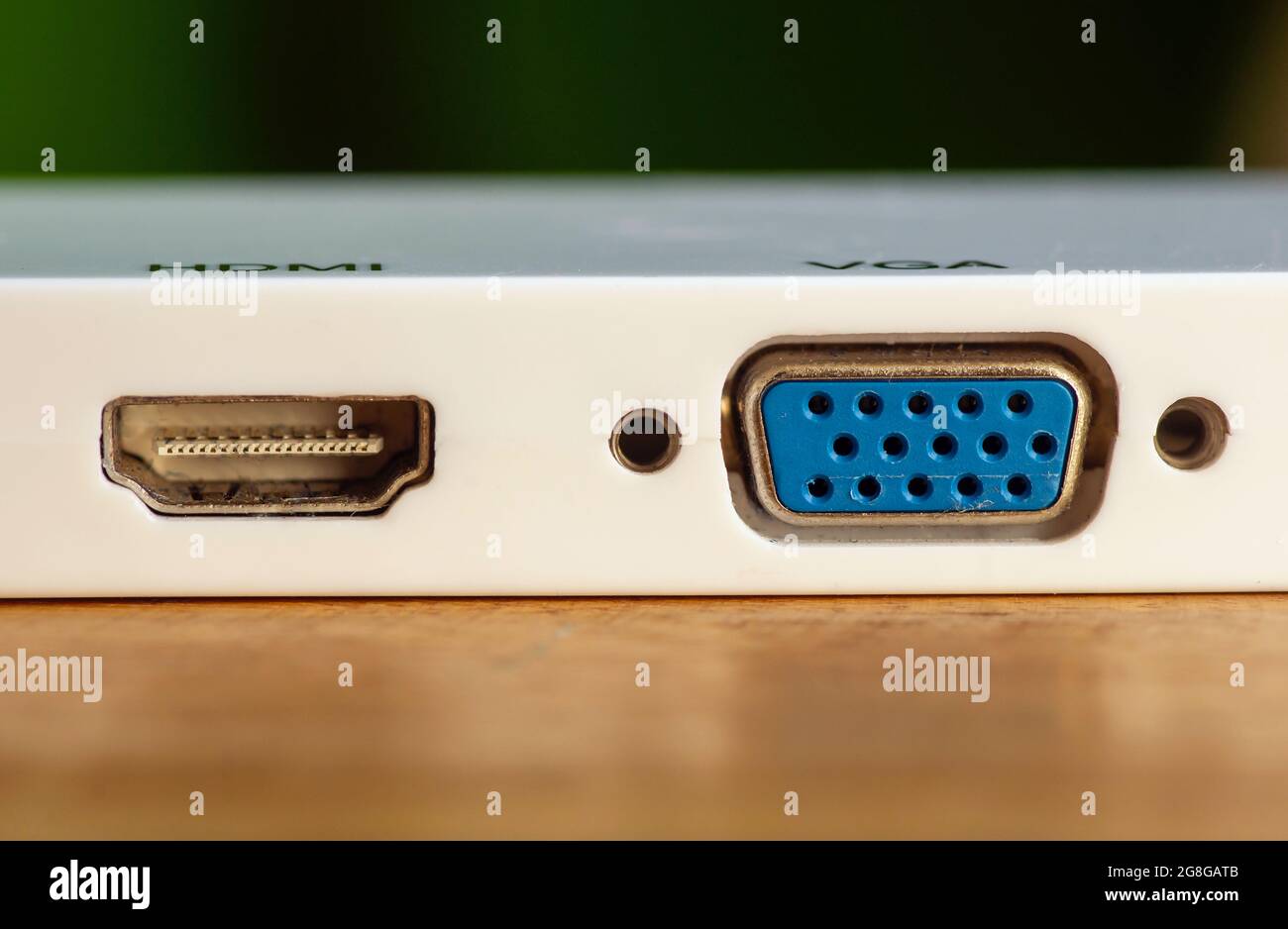 Uscita porta HDMI e VGA sul pannello bianco, messa a fuoco selezionata Foto  stock - Alamy