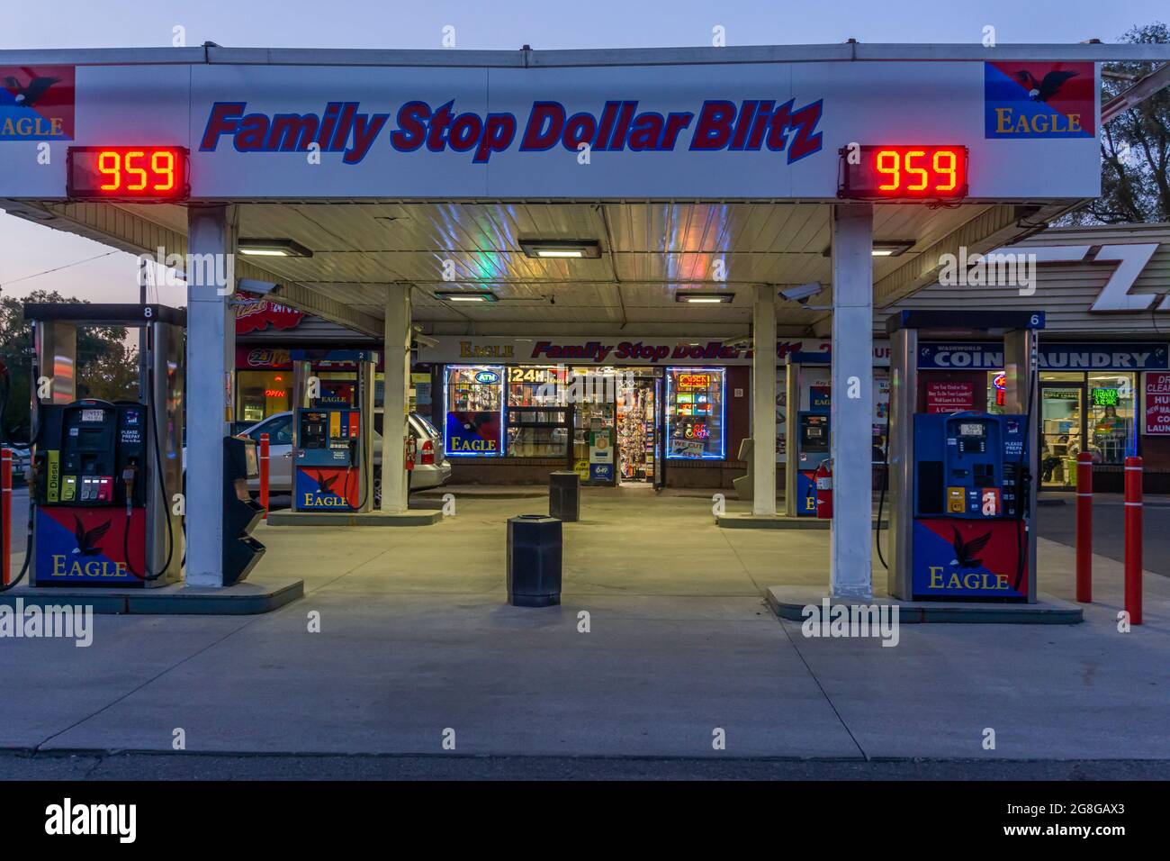 Toronto, Canada, ottobre 2020 - un mini-market per famiglie con servizio di benzina Vehicle Eagle in tarda ora Foto Stock