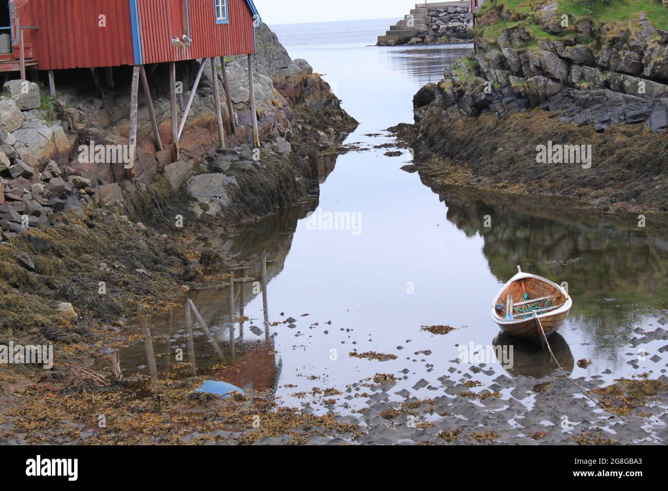 Vecchia barca in legno sulla riva - Å (Lofoten) Foto Stock