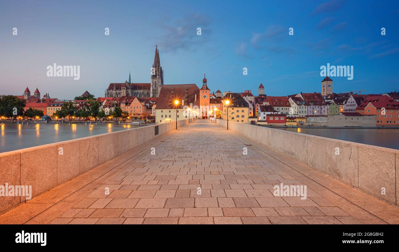 Regensburg, Germania. Immagine panoramica del paesaggio urbano di Ratisbona, Germania, con il Ponte Vecchio di pietra sul Danubio e la Cattedrale di San Pietro al sole d'estate Foto Stock