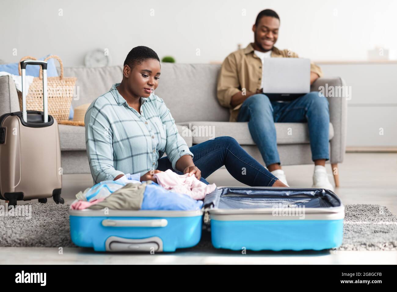 Valigia Black Family Packing e biglietti di prenotazione per viaggi all'interno Foto Stock