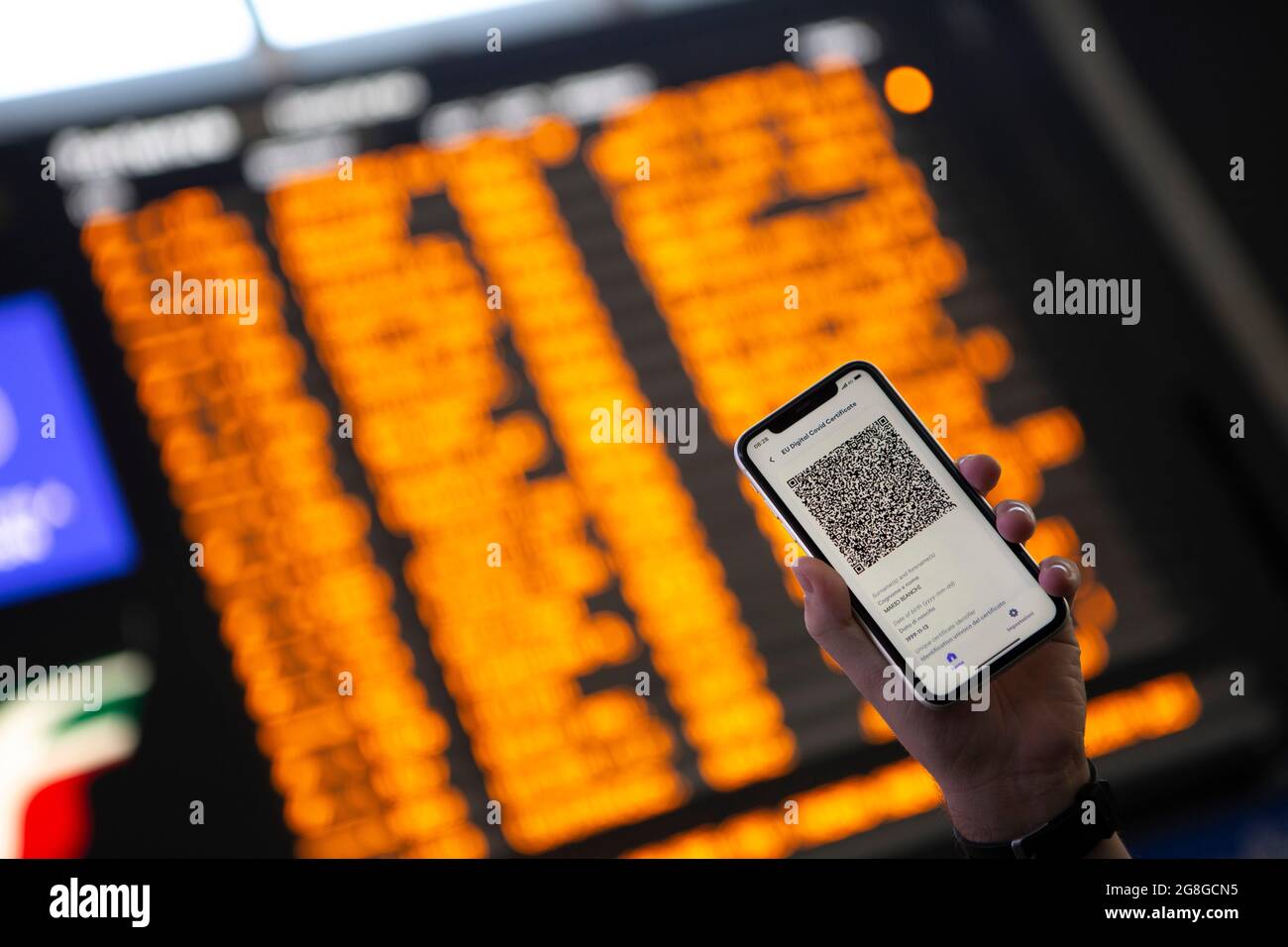 Green Pass Italiano Covid sugli orari del treno telefonico Foto Stock