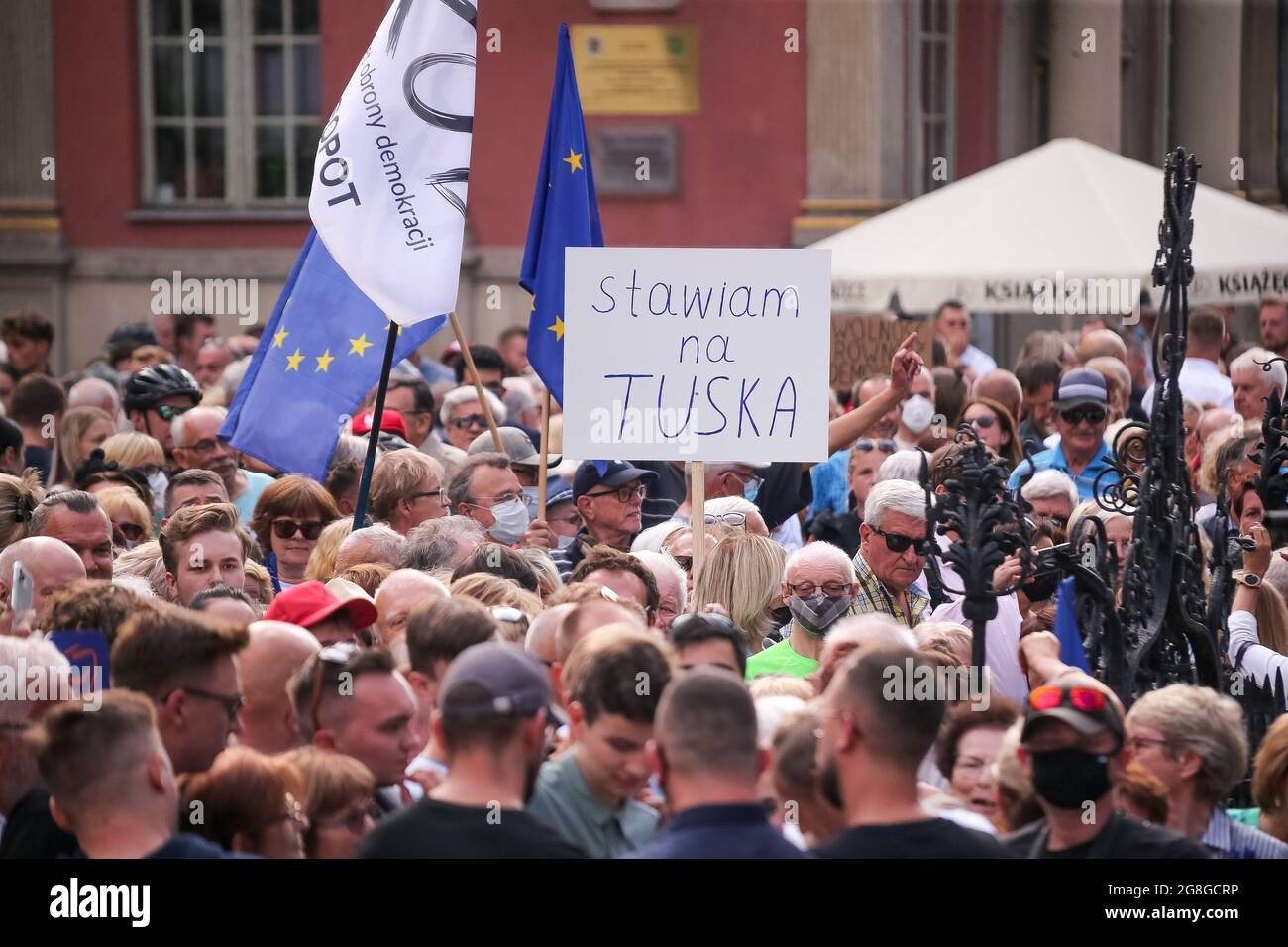 Danzica, Polonia. 19 luglio 2021. Sostenitori del Platforma Obywatelska partito Donald Tusk visto sulla città vecchia di Danzica.incontro di Donald Tusk con i sostenitori di Platforma Obywatelska a Danzica. Credit: SOPA Images Limited/Alamy Live News Foto Stock