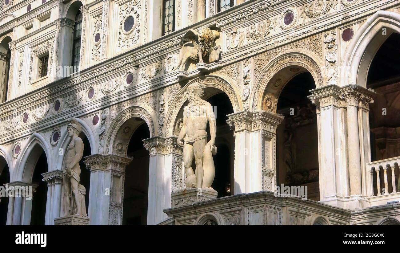 Il Palazzo Ducale è un palazzo costruito in stile gotico veneziano a Venezia Foto Stock