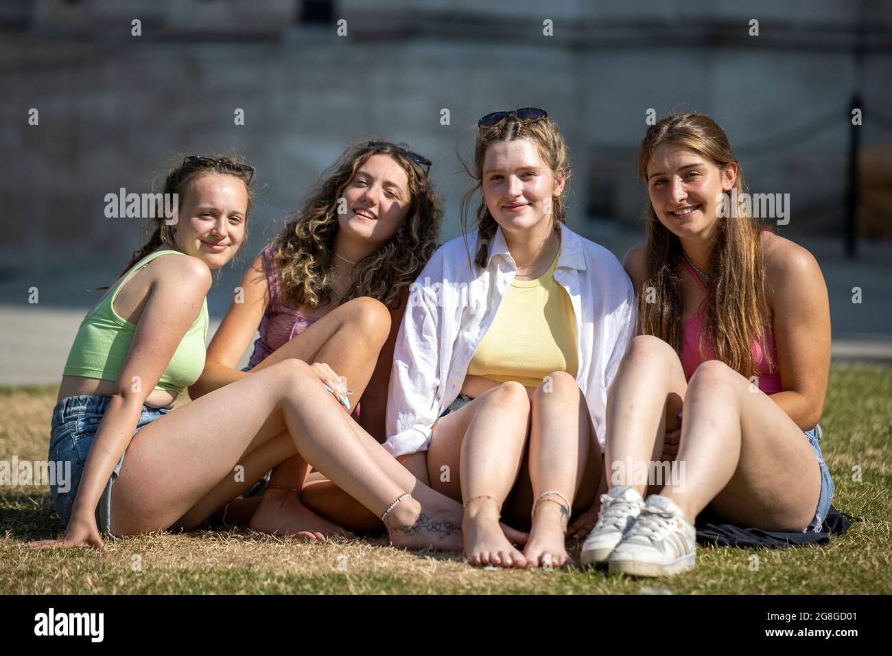 Millie Buchan, Alex Henderson, Rebecca Pollock, ed Emma Webster sui terreni del Municipio di Belfast nell'Irlanda del Nord. Foto Stock