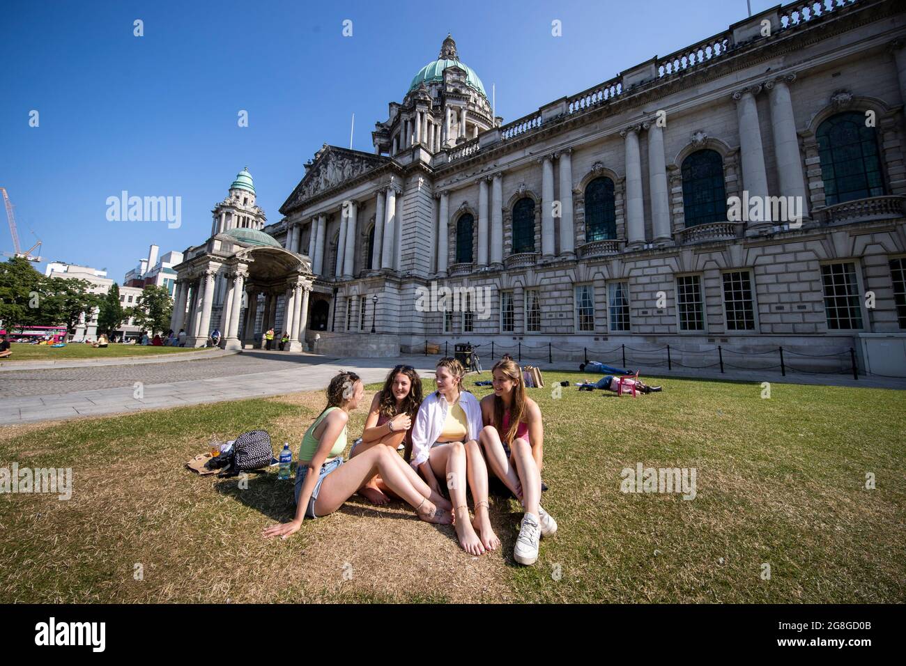 Millie Buchan, Alex Henderson, Rebecca Pollock, ed Emma Webster sui terreni del Municipio di Belfast nell'Irlanda del Nord. Foto Stock