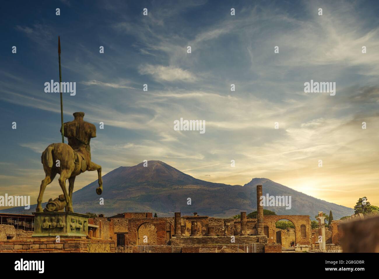 POMPEI, ITALIA - 18 LUGLIO 2021: Statua del centauro Mitoraj nel foro del parco archeologico di Pompei. Campania, Italia. Foto Stock