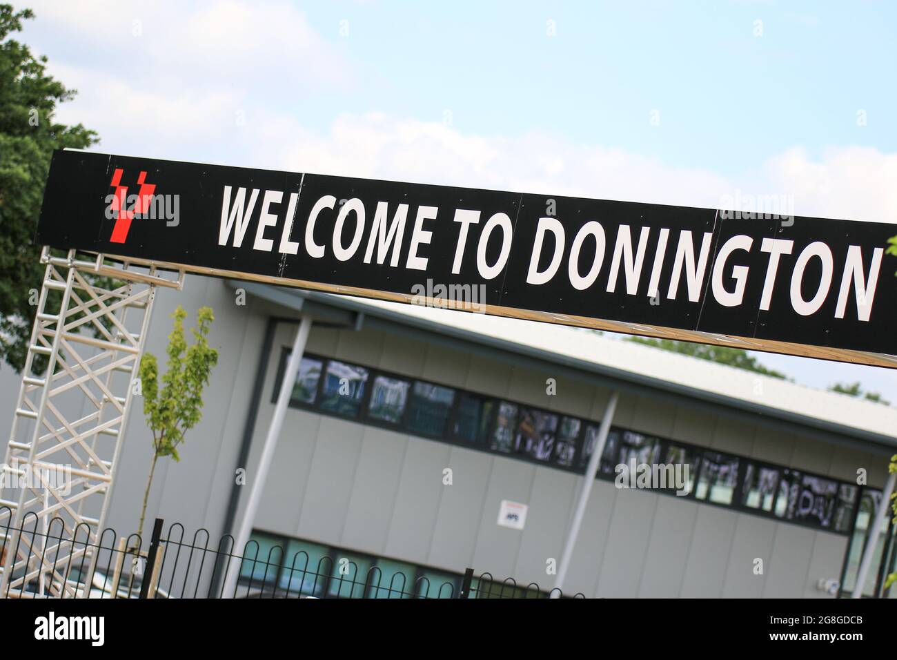 Ingresso al circuito di Donington Park per i campionati British GT e BRDC F3 Foto Stock