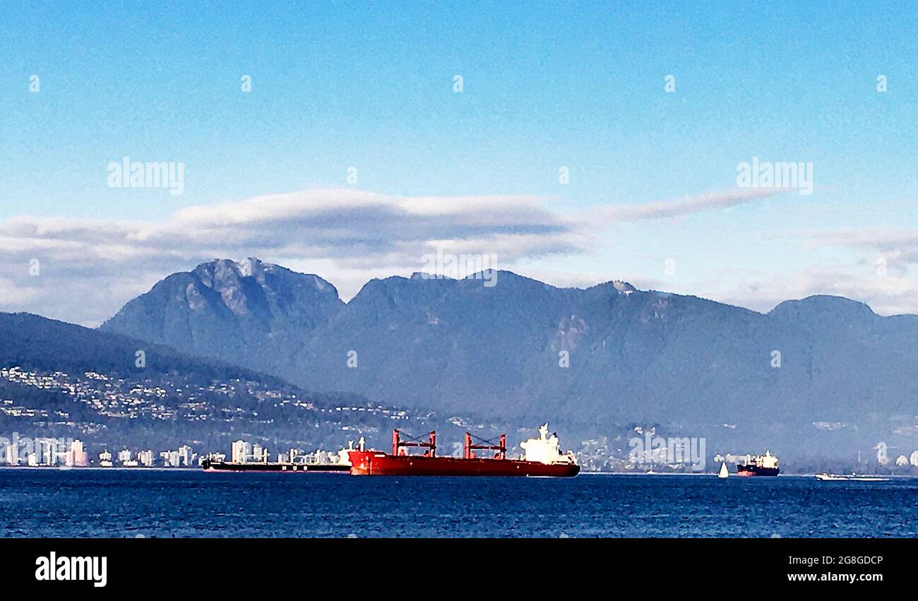 navi da carico nella baia inglese vancouver canada Foto Stock