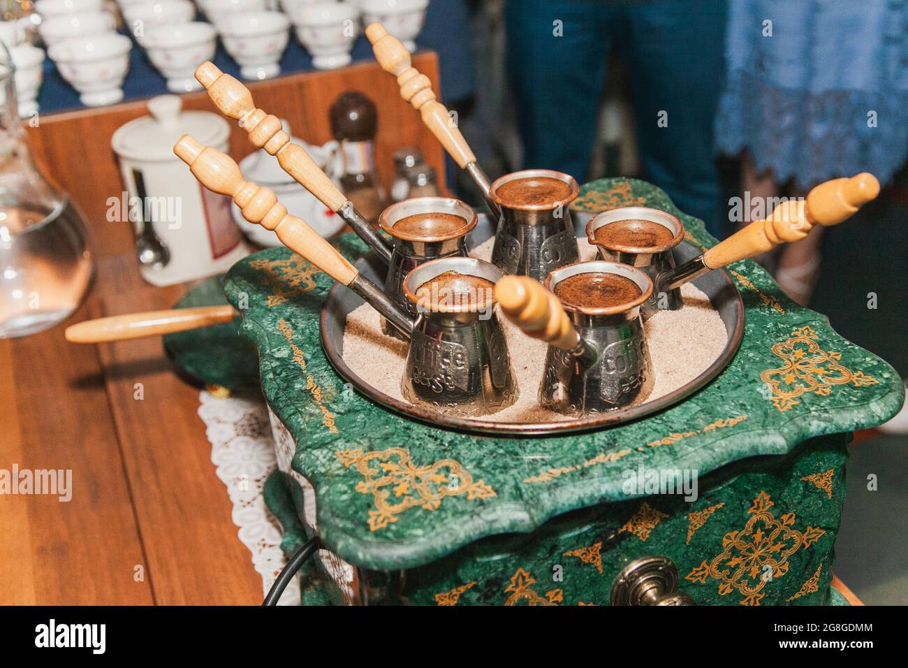 Caffè turco estratto sulla sabbia in cezve. Caffè orientale, orientale Foto  stock - Alamy