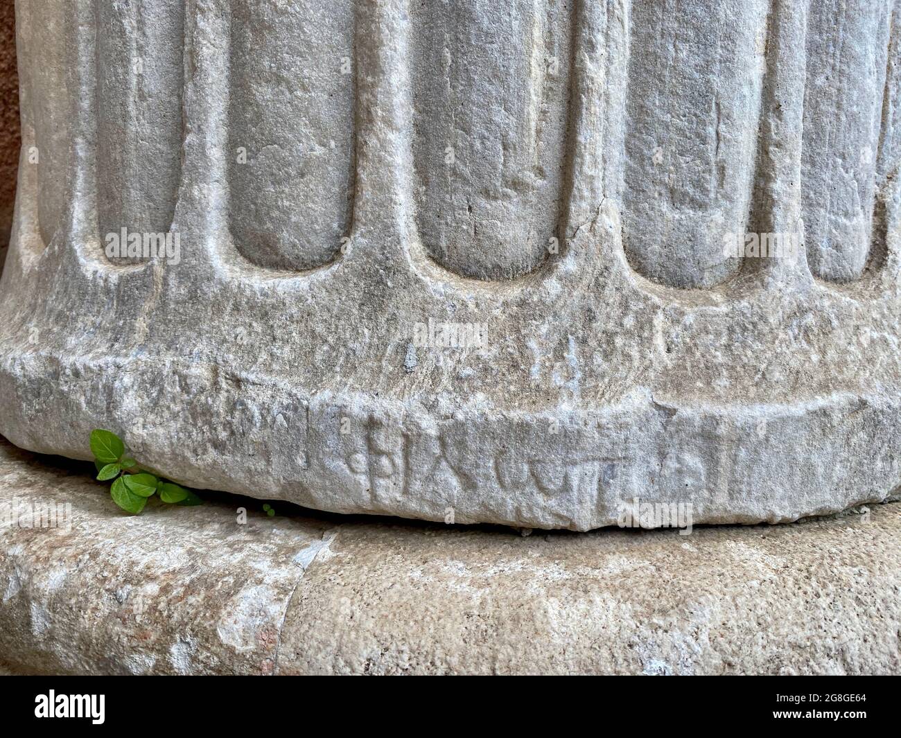Base della colonna romana nel Palazzo di Diocleziano a Spalato, Croazia con signatura scolpita in lettere greche Foto Stock