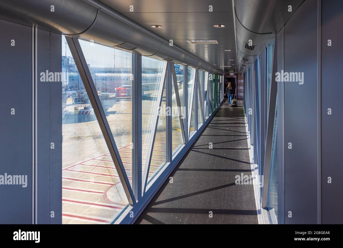 ROMA, ITALIA - 19 LUGLIO 2021: Corridoio dell'aeroporto, ponte aereo o ponte Jet che porta all'aereo Foto Stock