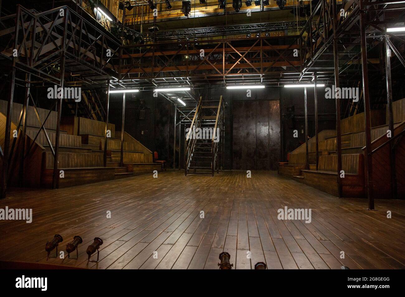 Il palco completo per IL BORGO di Shakespeare apre al Theatre Royal Windsor, Inghilterra, il 20/07/2021, mostrando il pavimento, le scale, i posti a sedere sul palco, Piattaforme sopraelevate e set di luci: Lee Newby Costumi: Loren Epstein wigs & make-up: Susanna Peretz illuminazione: Zoe Spurr regista: Sean Mathias Foto Stock