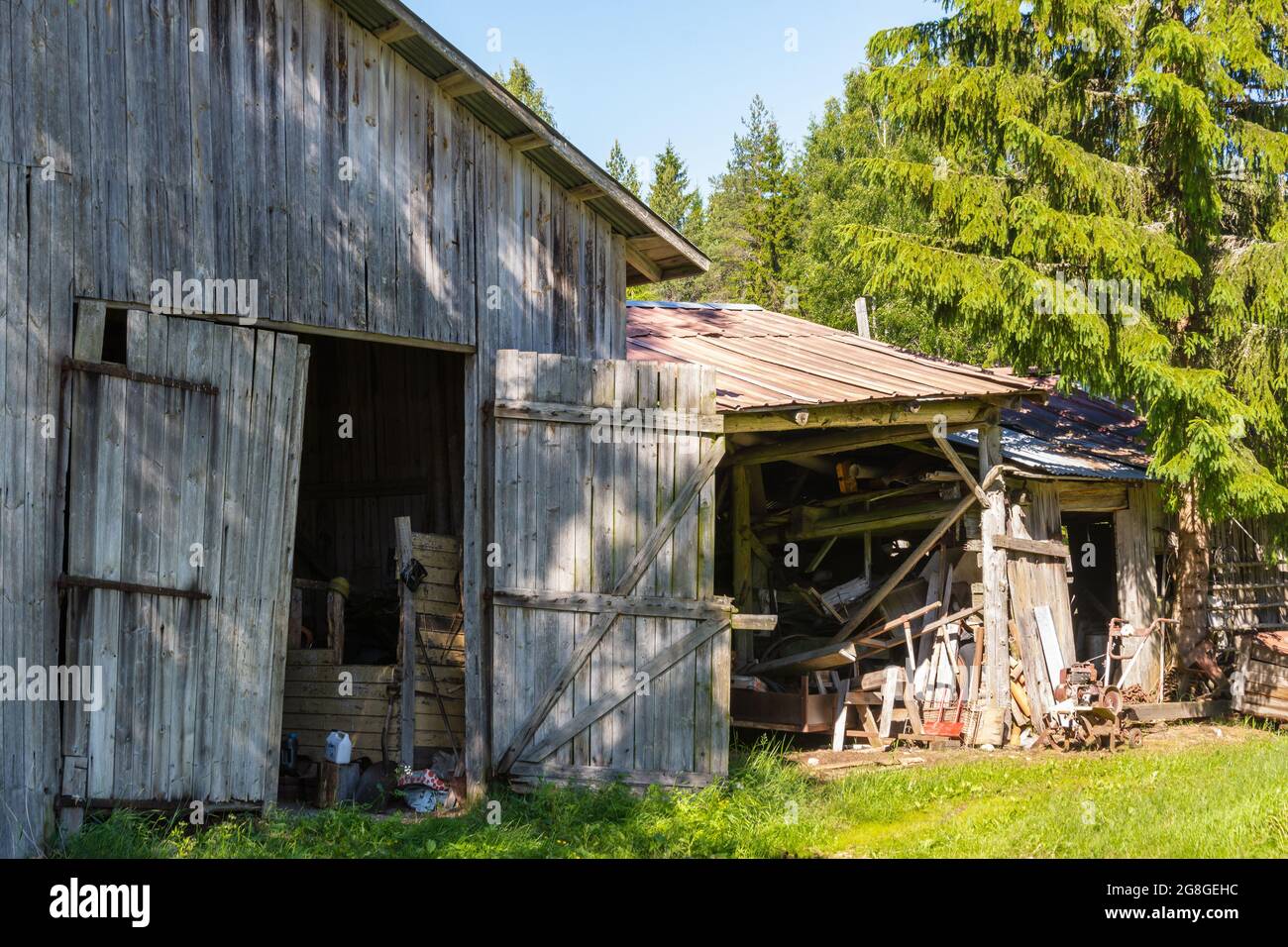 Vecchi capannoni di legno pieni di cose antiche in Evo LAmmi Finlandia Foto Stock