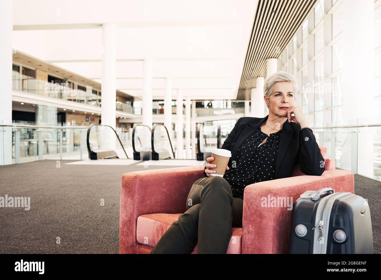 Caffè e un momento tranquillo prima del suo volo Foto Stock