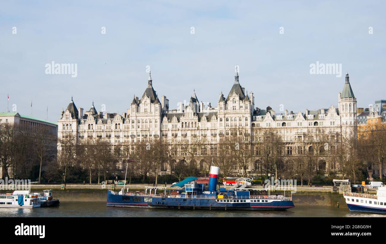 Whitehall Court visto dalla South Bank di Londra. Cielo blu, alcune navi sul fiume. Londra, Regno Unito, Europa Foto Stock