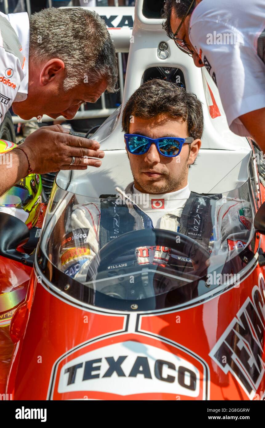 Sergio Perez, pilota di corse, si prepara a gareggiare con la storica McLaren Formula 1 al Goodwood Festival of Speed Event UK. Ricezione delle istruzioni Foto Stock