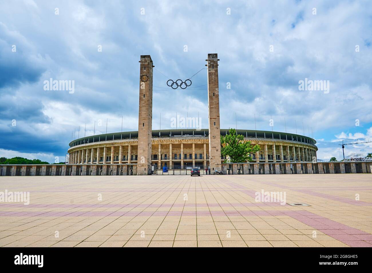 Berlino, Germania - 27 maggio 2021: Vista panoramica esterna dello Stadio Olimpico di Berlino con un bel cielo, sullo sfondo di una cartolina con spaces libero Foto Stock